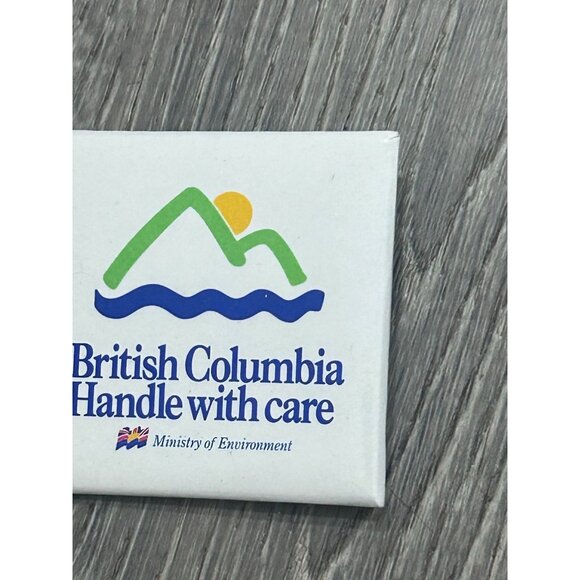 Vintage British Columbia Handle with care Ministry of Environment Pinback Lebel - Picture 4 of 9